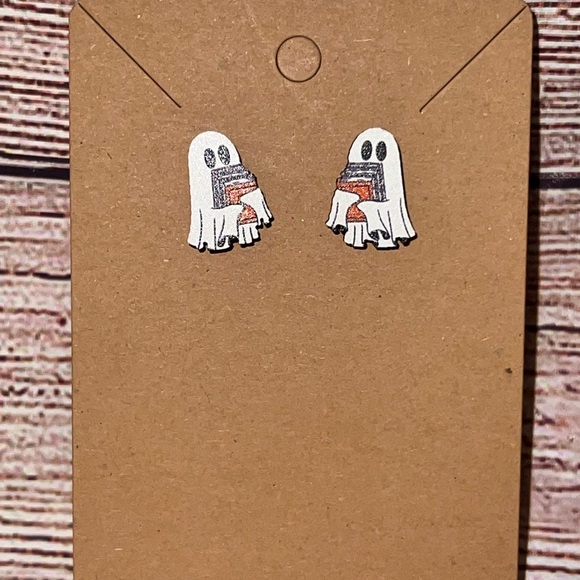 SUPER CUTE GHOST HOLDING BOOKS WOOD EARRINGS - Picture 7 of 11